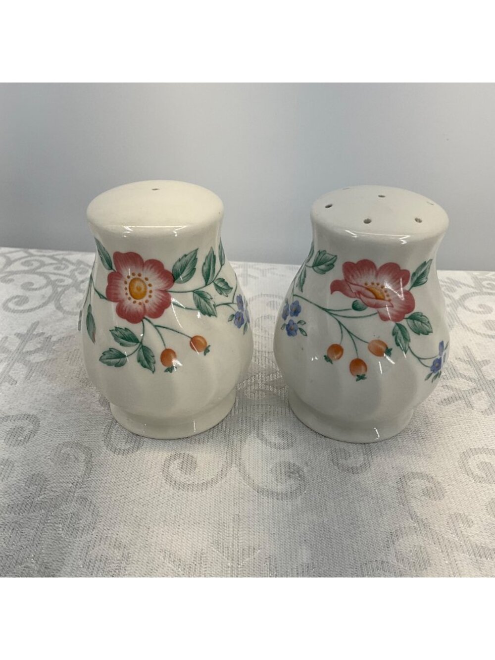 Churchill Briar Rose Staffordshire England Salt & Pepper Shakers